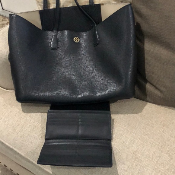 I’m selling my Black Tory Burch tote & wallet - Picture 4 of 5